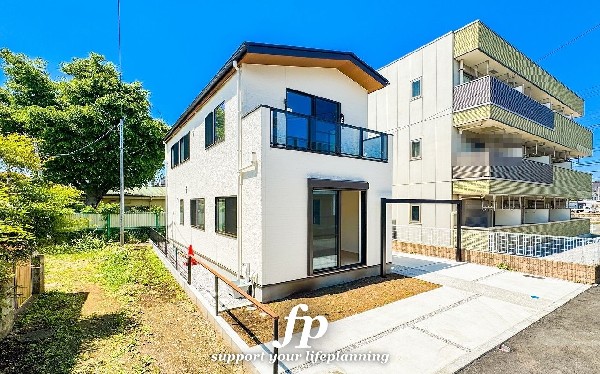 外観:前面道路含む現地外観写真