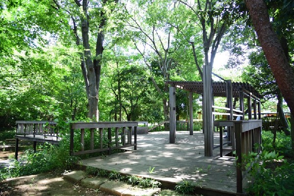 周辺環境:城山公園(江戸時代の屋敷跡を整備した公園で、緑の中に散策路や水遊びできる場所がある。「城山さとのいえ」では農業体験もできる。)