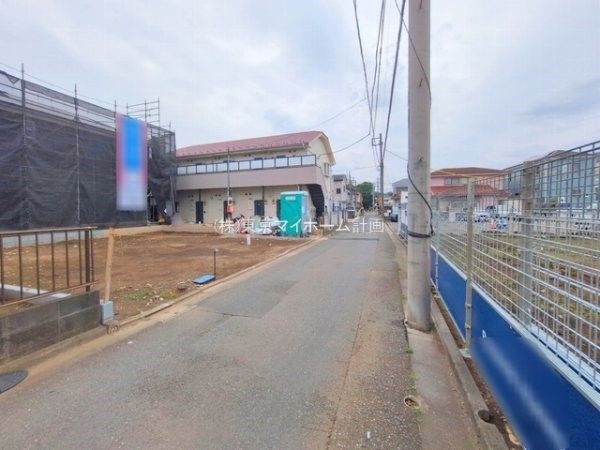 外観:前面道路含む現地外観写真（建築中）
