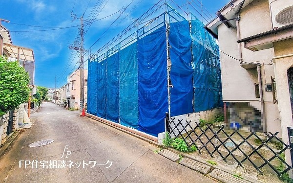 外観:前面道路含む現地外観写真（建築中）