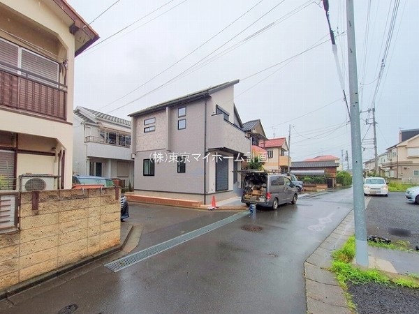 外観:前面道路含む現地外観写真