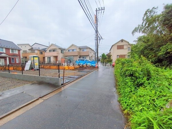 外観:前面道路含む現地外観写真（建築中）
