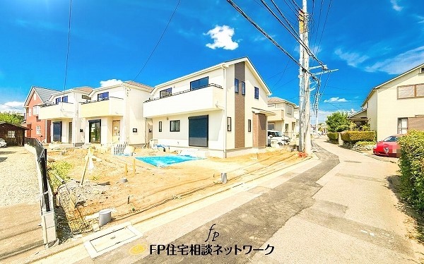 外観:前面道路含む現地外観写真