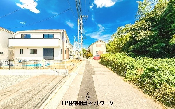 外観:前面道路含む現地外観写真