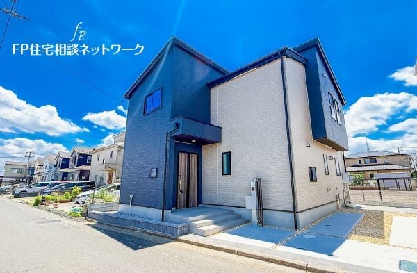 外観:前面道路含む現地外観写真