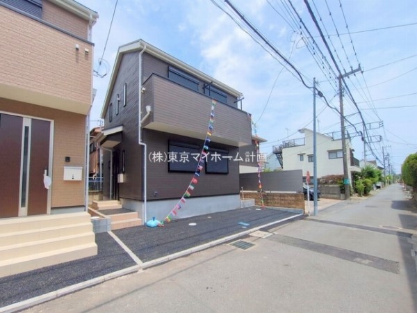 外観:前面道路含む現地外観写真