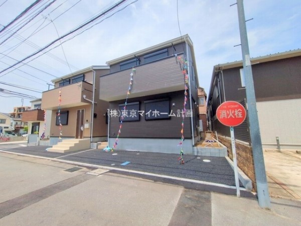 外観:前面道路含む現地外観写真
