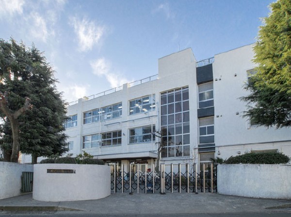 周辺環境:国分寺市立第五小学校(心豊かな学校・楽しい学校・開かれた学校を目指しています。校内研究、環境教育、学校行事、サマースクールなどの充実を図っています。)
