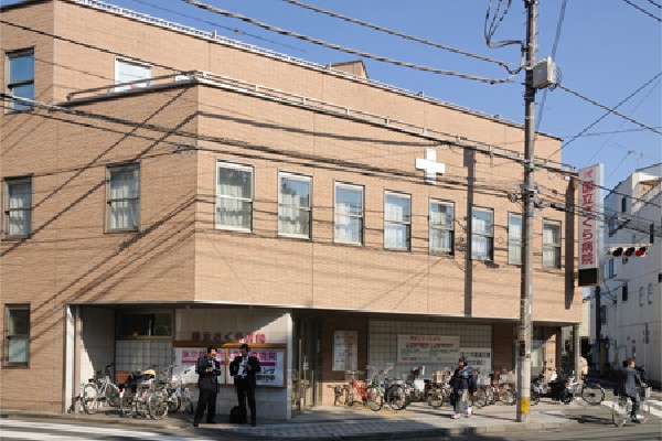 周辺環境:国立さくら病院(「地域に根ざした診療」をモットーに、2003(平成15)年、緑あふれる国立の環境の中に、診療科目も多い総合病院が誕生しました。)