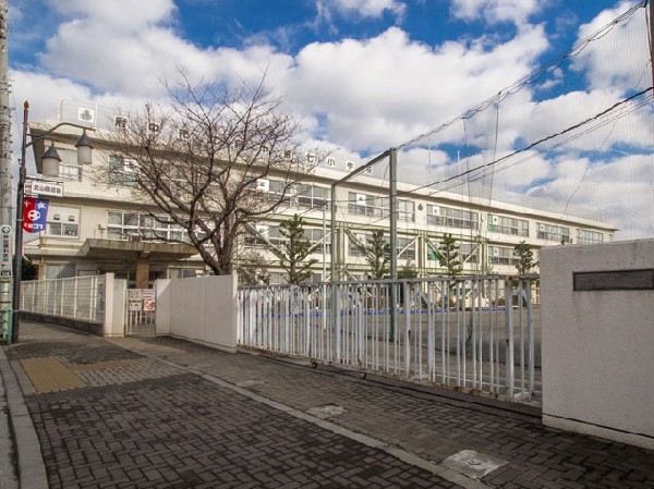 周辺環境:府中市立府中第七小学校(人間性豊かな心情をもち、平和な国家の形成者として、21世紀の国際社会に主体的に生きる意欲をもち、知・徳・体のとれた児童の育成を目指す。)