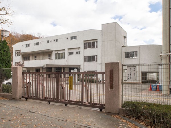 周辺環境:府中市立府中第七中学校(生徒が生き生きと活動できる学校、生徒が自己実現できる学校を目指しています。)