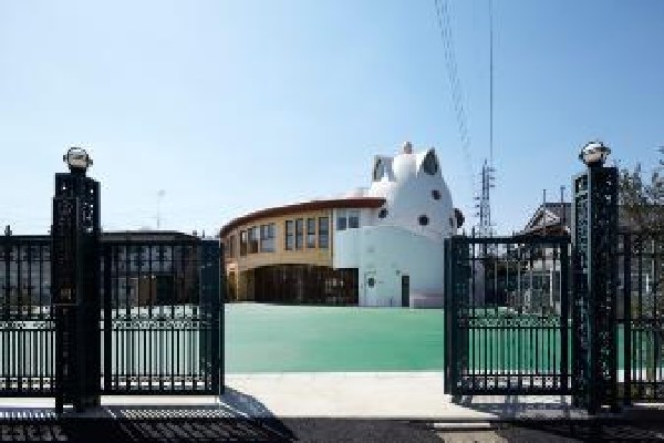 周辺環境:北山幼稚園(遊びを通した学習面にも力をいれております。正課の学習に加え、課外教室においても学習の充実を図り、英会話やサッカー、その他様々な遊びを通して、自然にお子様に楽しく学んで頂くことができます。)
