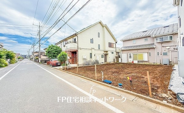 外観:前面道路含む現地土地写真