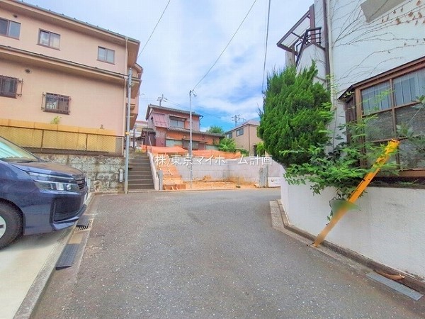 外観:前面道路含む現地外観写真(建築中)
