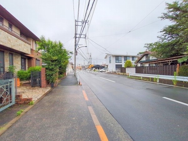 外観:前面道路含む現地外観写真