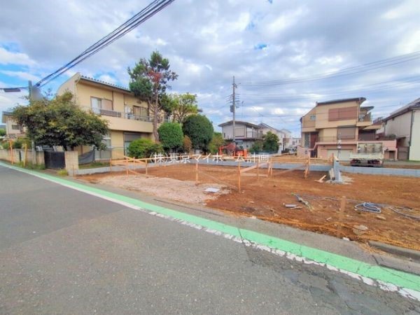 外観:前面道路含む現地外観写真（建築中）