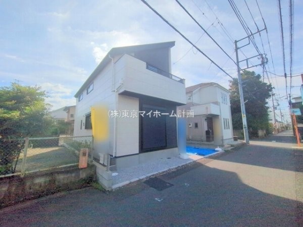 外観:前面道路含む現地外観写真