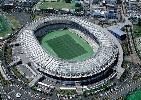 周辺環境:味の素スタジアム(Jリーグのホームスタジアムであり、大規模コンサートやイベントも開催される多目的スタジアムです。)