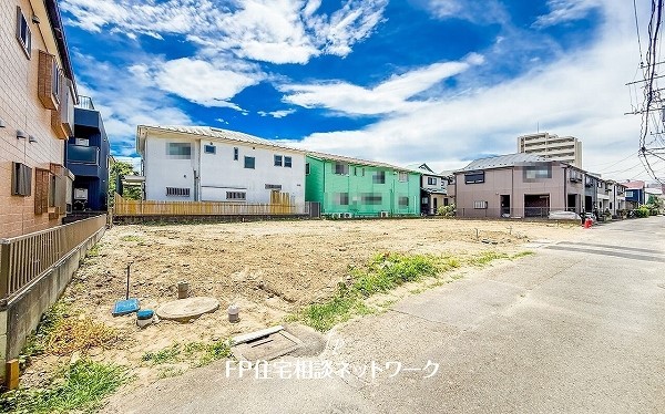 外観:前面道路含む現地土地写真