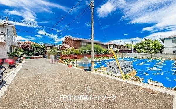 外観:前面道路含む現地土地写真
