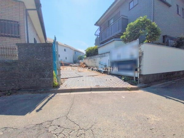 外観:前面道路含む現地外観写真(建築中)
