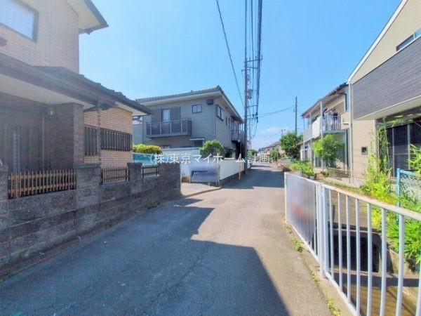 外観:前面道路含む現地外観写真(建築中)