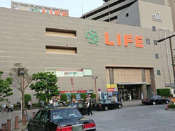 周辺環境:ライフ府中中河原店(駅直結でアクセス抜群。2022年改装し、広々明るい店内です。)