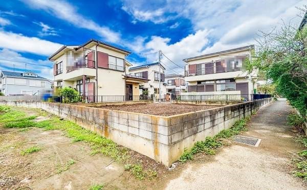 外観:前面道路含む現地写真