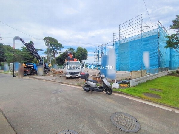 外観:前面道路含む現地外観写真（建築中）