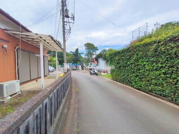 外観:前面道路含む現地外観写真（建築中）