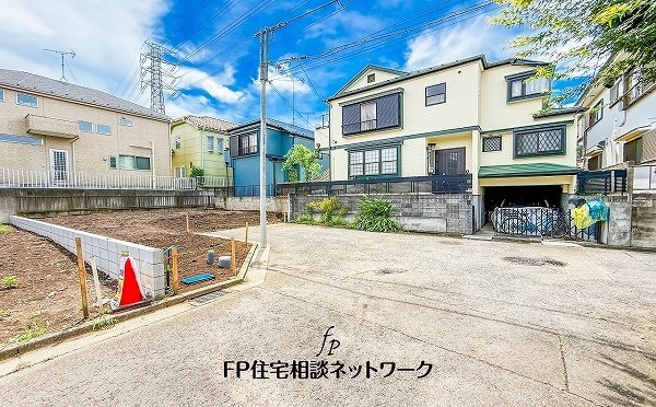外観:前面道路含む現地土地写真