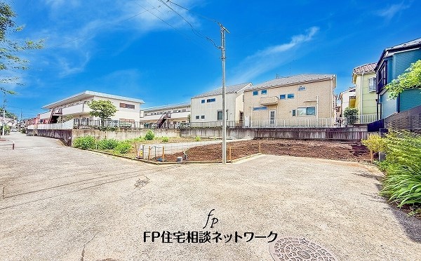 外観:前面道路含む現地土地写真