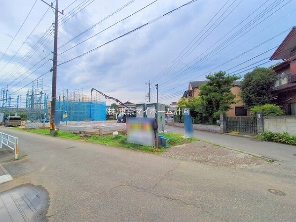 外観:前面道路含む現地外観写真（建築中）