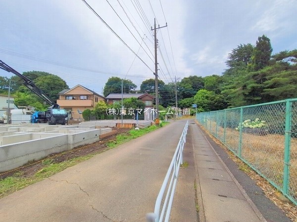 外観:前面道路含む現地外観写真（建築中）