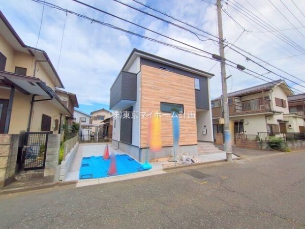 外観:前面道路含む現地外観写真