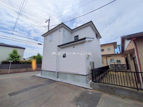 外観:前面道路含む現地外観写真