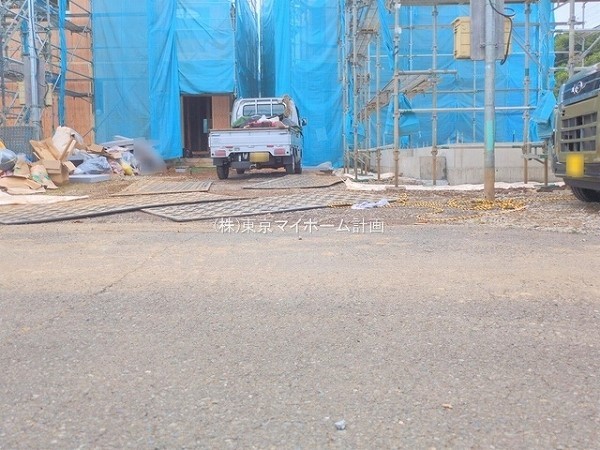 外観:前面道路含む現地外観写真（建築中）