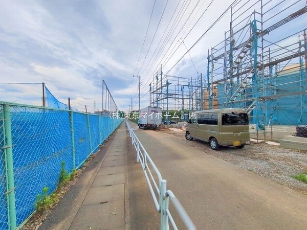 外観:前面道路含む現地外観写真（建築中）