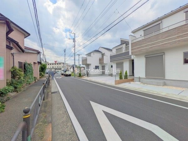 外観:前面道路含む現地外観写真