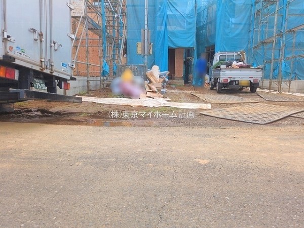 外観:前面道路含む現地外観写真(建築中)