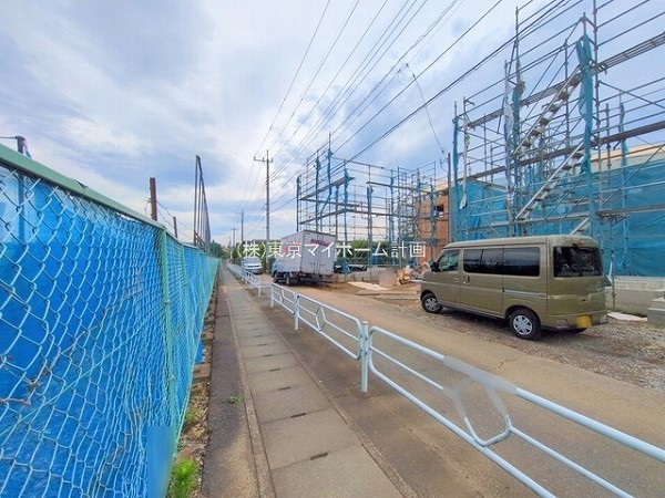 外観:前面道路含む現地外観写真(建築中)