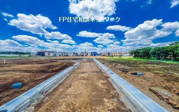 外観:前面道路含む現地土地写真