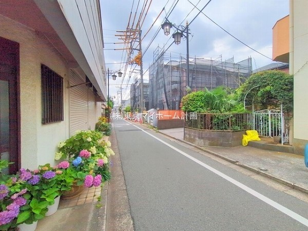 外観:前面道路含む現地外観写真（建築中）