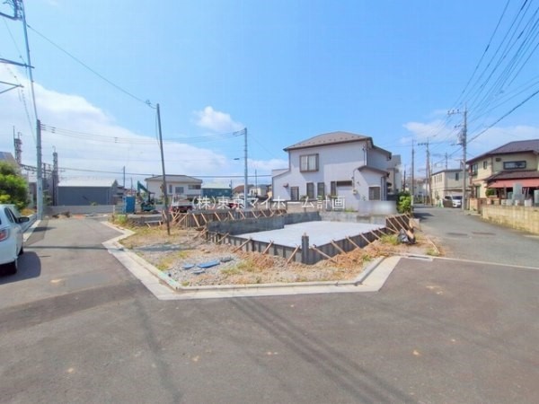外観:前面道路含む現地外観写真（建築中）