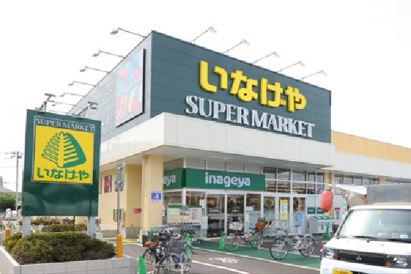 周辺環境:いなげや貫井南店(営業時間は10時~22時。駐車場は15台分完備しております。)