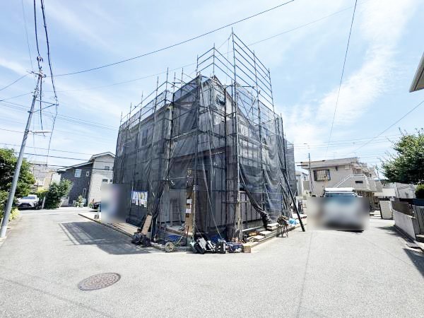 外観:前面道路含む現地外観写真（建築中）