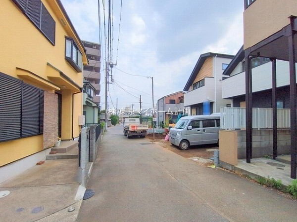 外観:前面道路含む現地外観写真