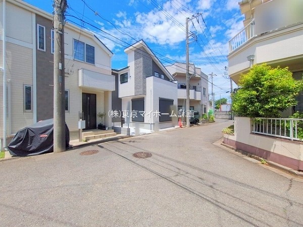 外観:前面道路含む現地外観写真