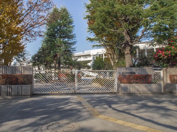 周辺環境:府中市立府中第一小学校(人間尊重の精神とともに、責任と協力を重んじ、適切な判断力と創造性に富んだ情操豊かで自主的健康的な児童の育成を行う。)