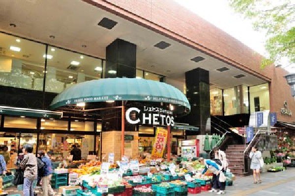 周辺環境:シェトスYamazaki府中店(毎週土曜日恒例の朝市では、新鮮青果を産地直送で販売している地域密着のスーパーです。)